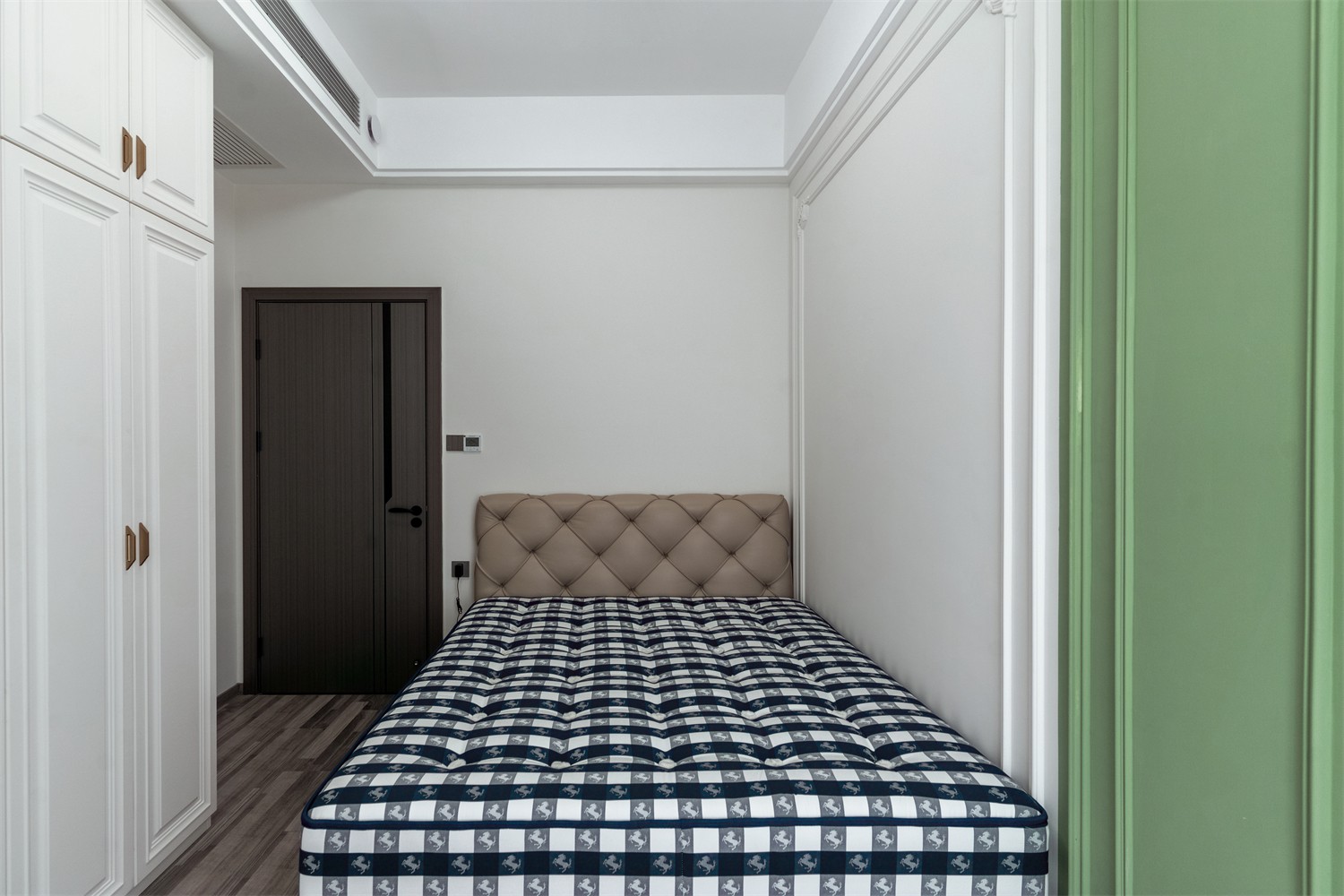 華發(fā)國(guó)賓壹號(hào)140平現(xiàn)代輕奢臥室裝修完工實(shí)景圖