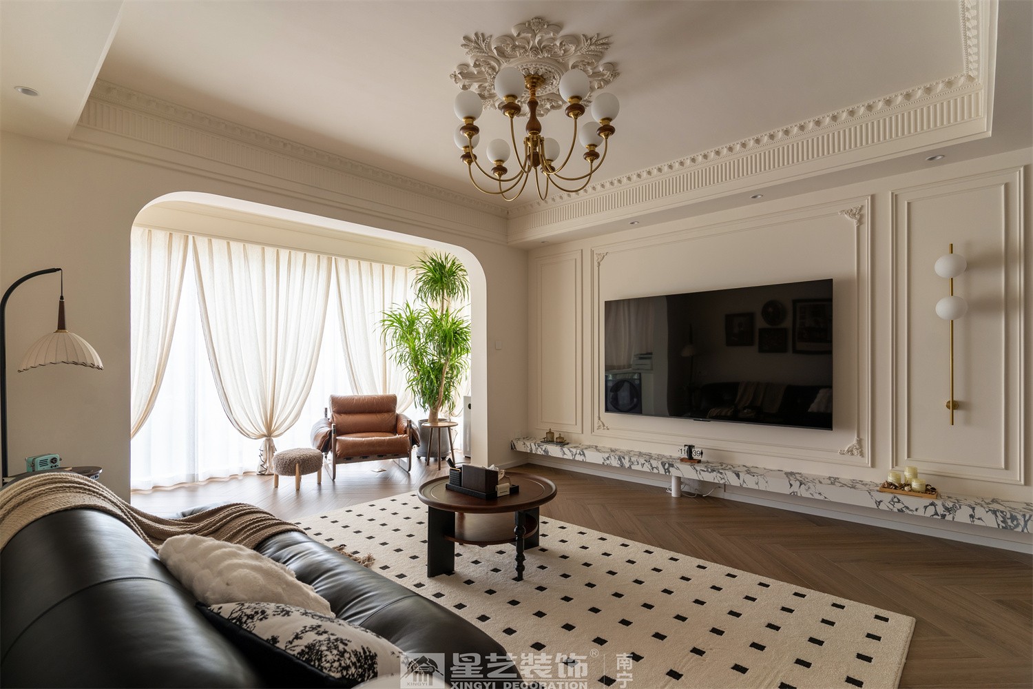 湖畔書院150平法式中古風(fēng)客廳裝修完工實(shí)景圖