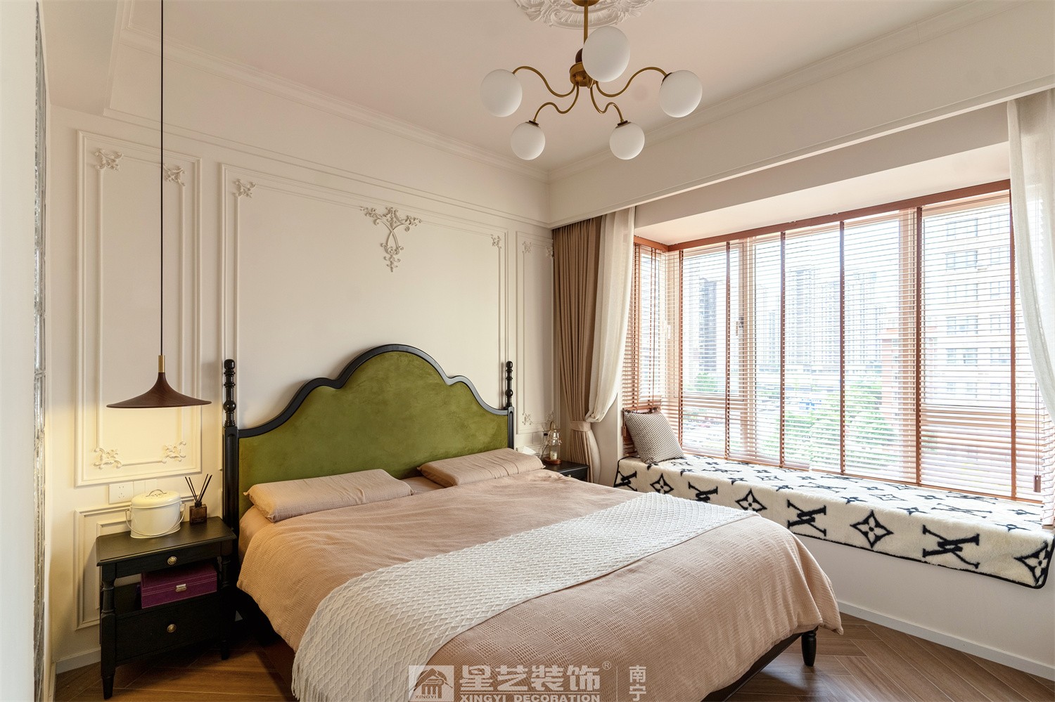 湖畔書院150平法式中古風(fēng)衛(wèi)臥室裝修完工實(shí)景圖