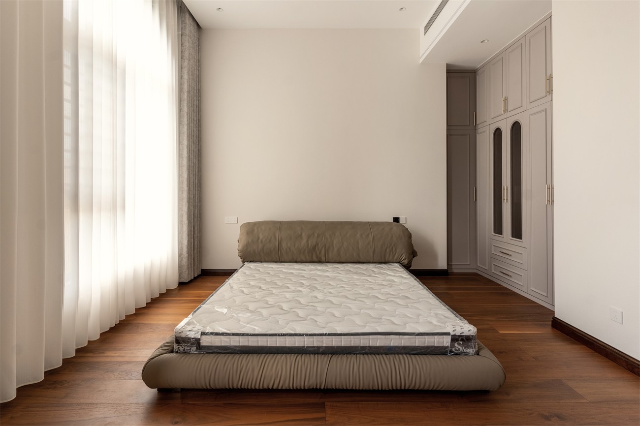 嘉和城依云灣800平現(xiàn)代輕奢臥室裝修完工實(shí)景圖