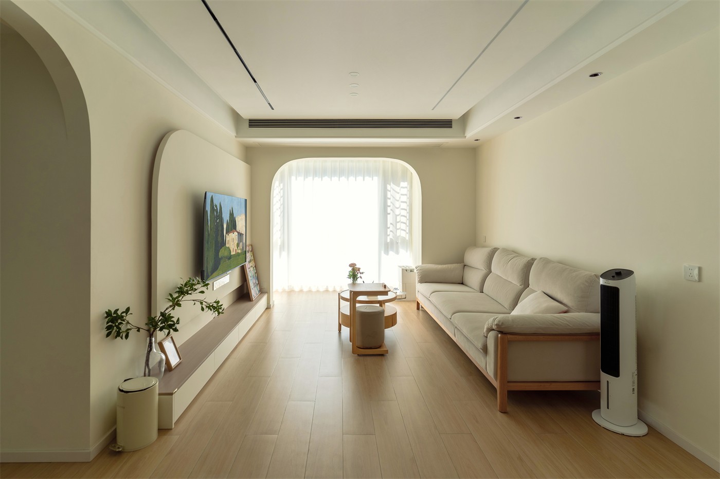 保利領秀廣場75平奶油風客廳裝修實景圖