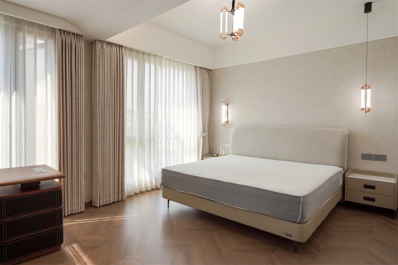 中海湖上景明意式輕奢137平臥室裝修實景圖