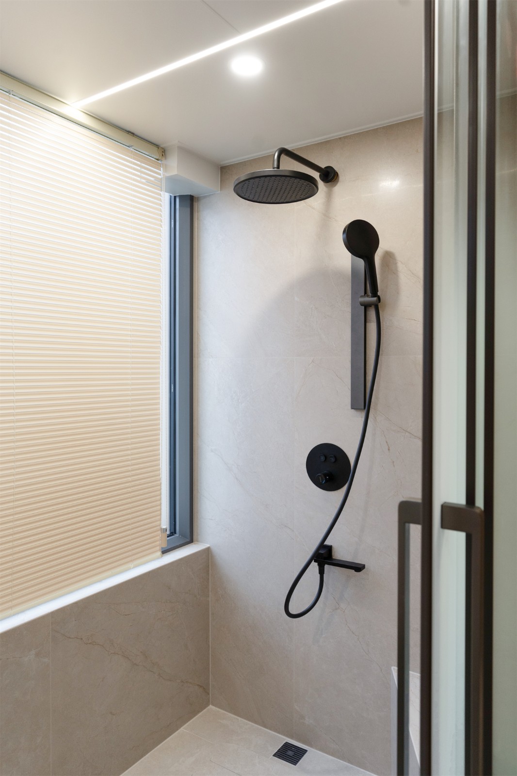 龍光玖瓏湖271平現(xiàn)代風(fēng)格衛(wèi)生間裝修實(shí)景圖