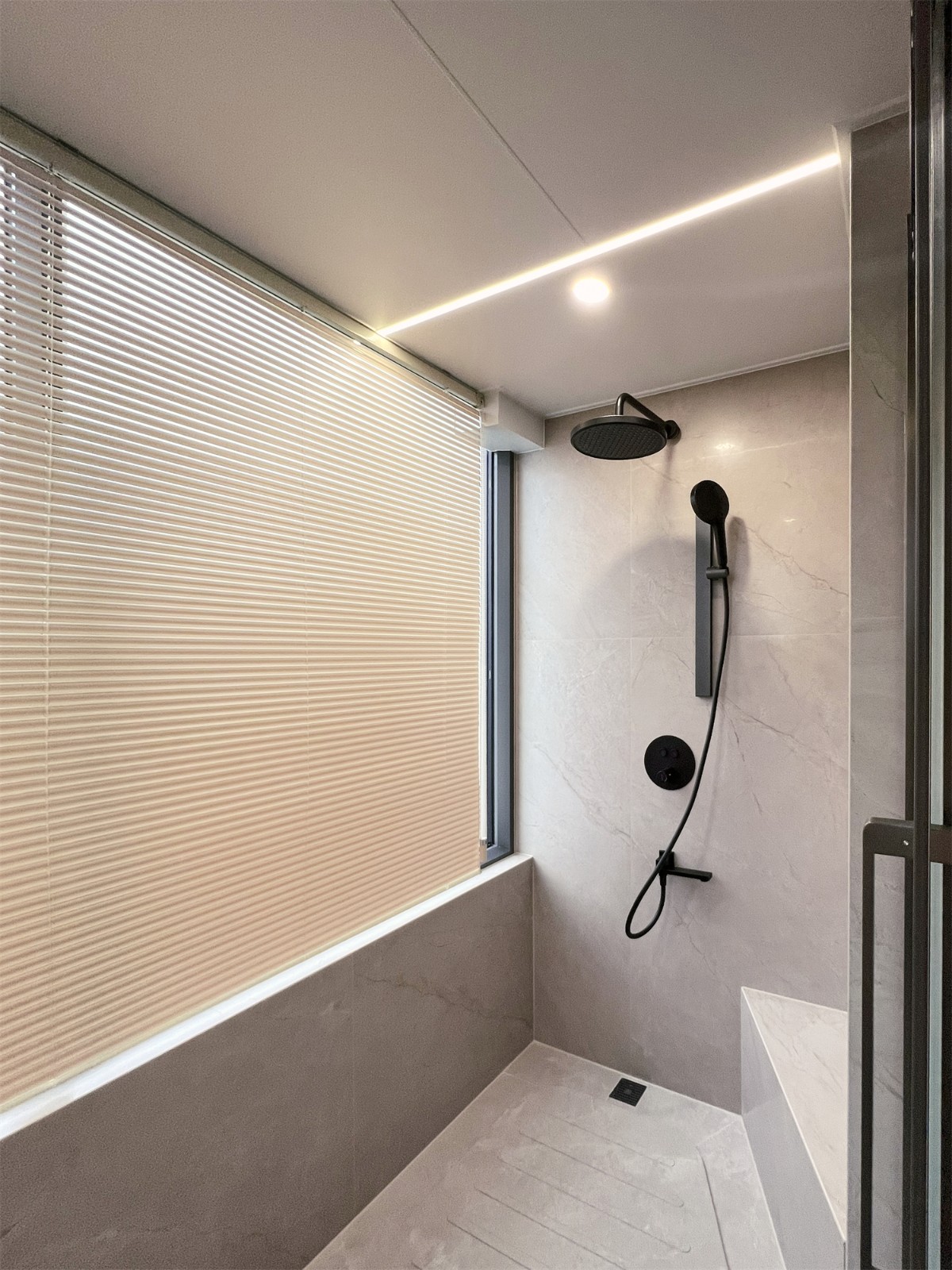 龍光玖瓏湖271平現(xiàn)代風(fēng)格衛(wèi)生間裝修實(shí)景圖