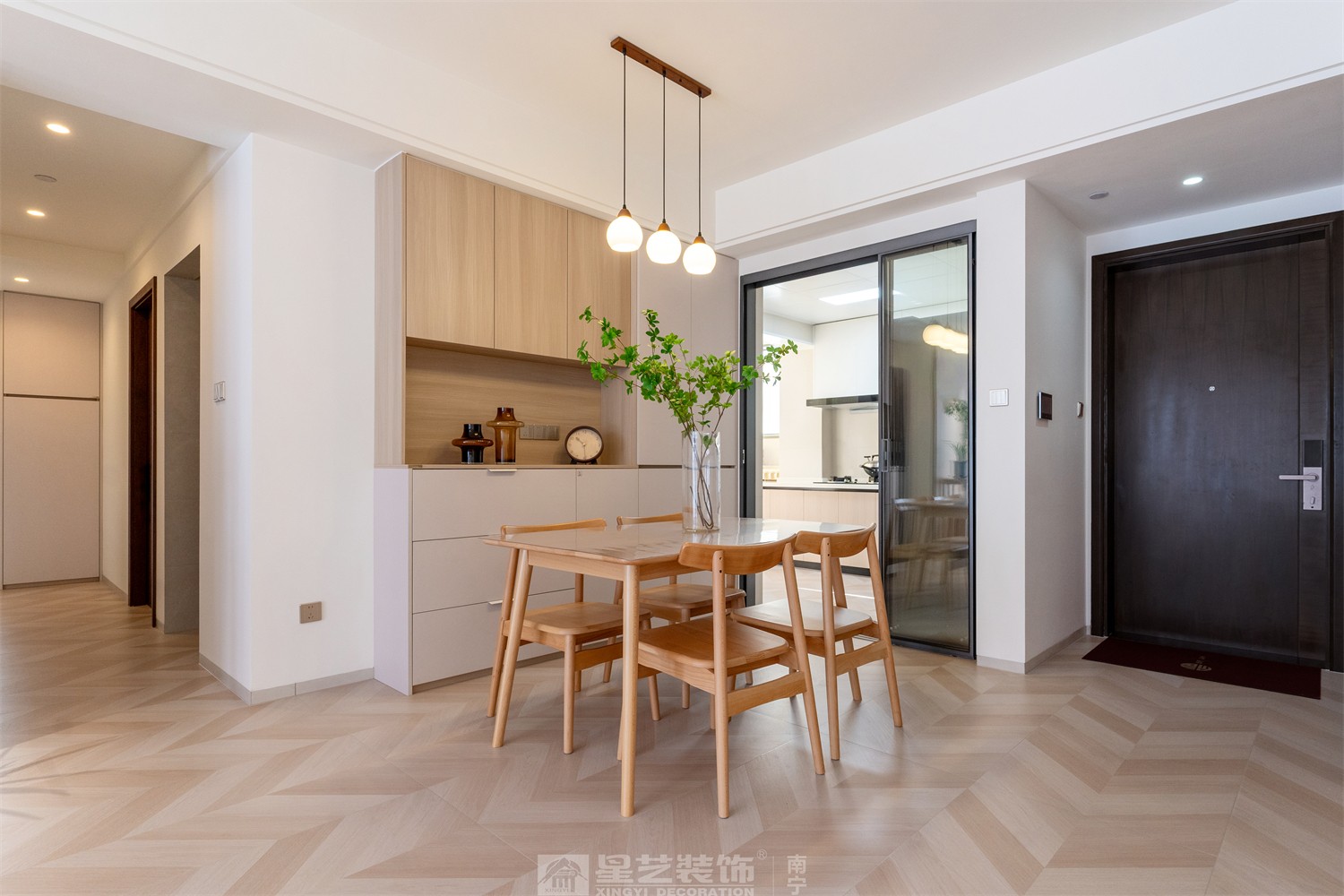 華潤(rùn)西園悅府86平原木風(fēng)餐廳裝修完工實(shí)景圖