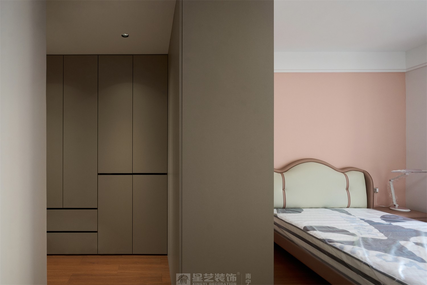 東方皇城260平簡(jiǎn)約中式臥室完工裝修實(shí)景圖