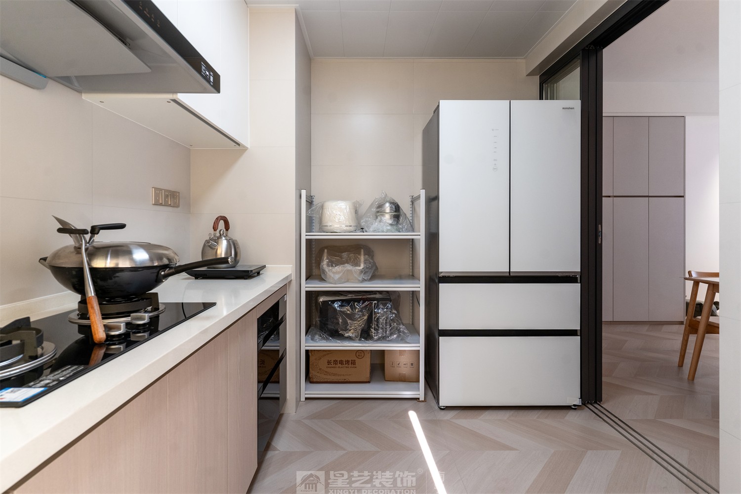 華潤(rùn)西園悅府86平原木風(fēng)廚房裝修完工實(shí)景圖